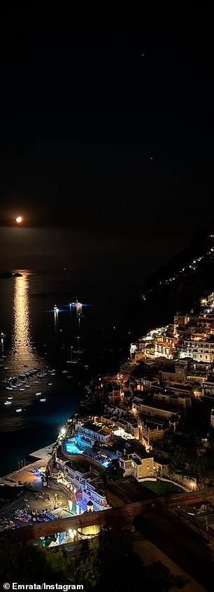 كما نشرت صورة لشاطئ Positano في الليل مع القمر على الماء والأضواء التي تحدد المدينة