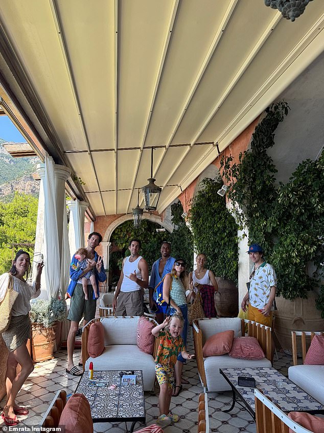 تضمن النموذج أيضًا صورة لـ Positano في الليل ، مضاءة بالأضواء ، بالإضافة إلى صورة صريحة لأصدقائها وأطفالهم