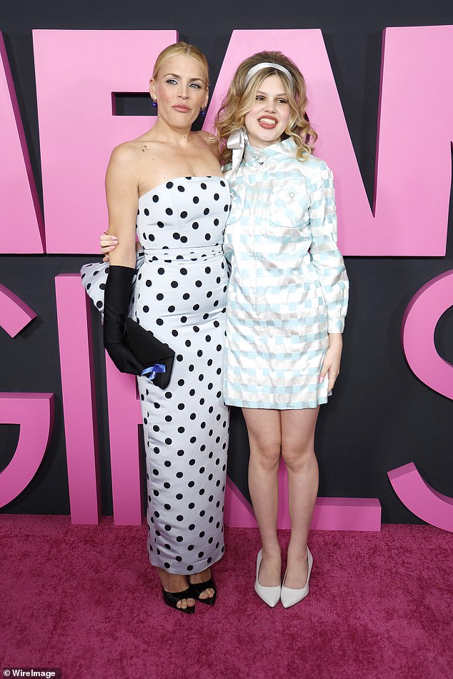 لا شيء سوى نجمة White Chicks مشغول فيليبس ، 46 عامًا ، وابنتها بيري لي سيلفرشتاين ، 16 عامًا (شوهدت معًا في Mean Girls Premiere في يناير 2024)
