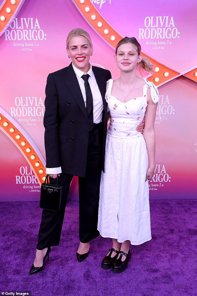 يشارك The White Chicks Star Birdie مع الزوج السابق ، وكاتب السيناريو مارك سيلفرشتاين ولديهم أيضًا لعبة الكريكيت البالغة من العمر 10 سنوات (مشغول وبيردي شوهد في عام 2022)