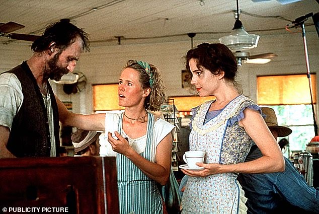إنها ماري ستيوارت ماسترسون! تشتهر الممثلة بدورها في فيلم Fried Green Tomatoes لعام 1991 (في الصورة مع Mary-Louise Parker)
