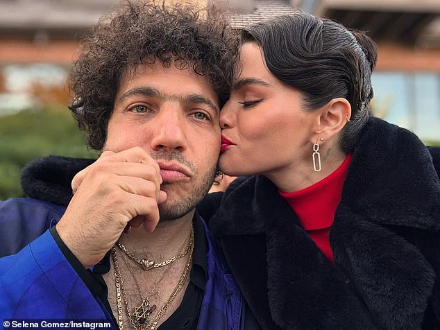 انضم إلى سيلينا في حفل الزفاف من قبل خطيبها بيني بلانكو ، الذي طرح السؤال مع خاتم خطوبة من ماركات ماركات في 10 ديسمبر بعد 18 شهرًا من المواعدة