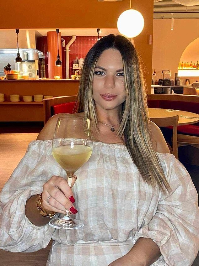 أديليد استشارة الإيجار ريبيكا زكريا هي عروس أخرى تدخل التجربة مع ملف تعريف مصقول بالفعل