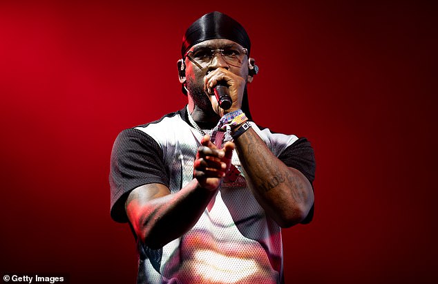Skepta (في الصورة) - الاسم الحقيقي جوزيف جونيور أدينوجا - مُنع من دخول أستراليا بعد لكمة رجل في ملهى ليلي في ملبورن في عام 2016