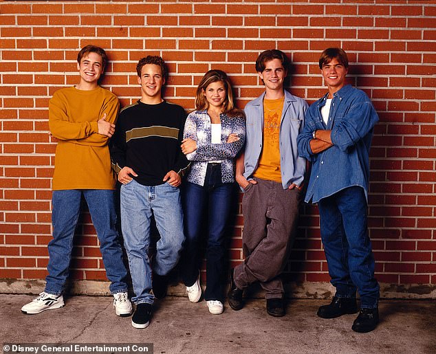 كان يرتدي قبعة ونظارات إخبارية ، بدا بعيدًا عن دوره كزميله في غرفة الكلية جاك في لعبة Cult Sith Boy Meets World ؛ (ويل فريدل ، بن سافاج ، دانييل فيشيل ، رايدر سترونج ولورانس)