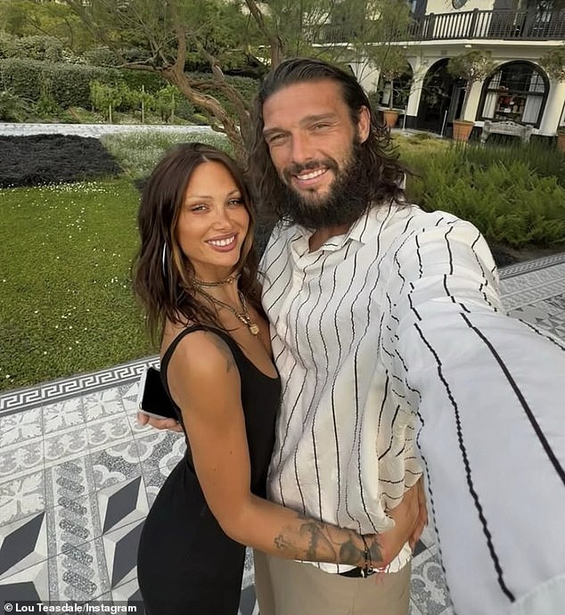 تنقسم نجم TOWIE السابق بيلي ، 37 عامًا ، عن لاعب كرة القدم العام الماضي وسرعان ما انتقل منها مع لو - ولكن الآن قُدم أنهما انفصلا بشكل مثير (آندي ولو شوهد)