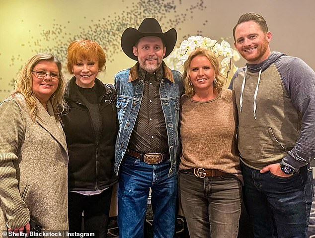 كان Blackstock - الذي شارك طفلين صغيرين مع كلاركسون - ربيب ربيبز السابق في Reba McEntire ؛ في الصورة مارس 2025