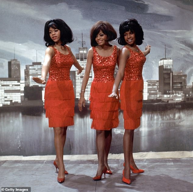 اكتسبت ديانا اعترافًا كعضو سابق في Supremes - واحدة من مجموعات الفتيات الأكثر مبيعًا في العالم على الإطلاق ؛ شوهد أعلاه (الأوسط) مع Supremes في عام 1965 في لندن
