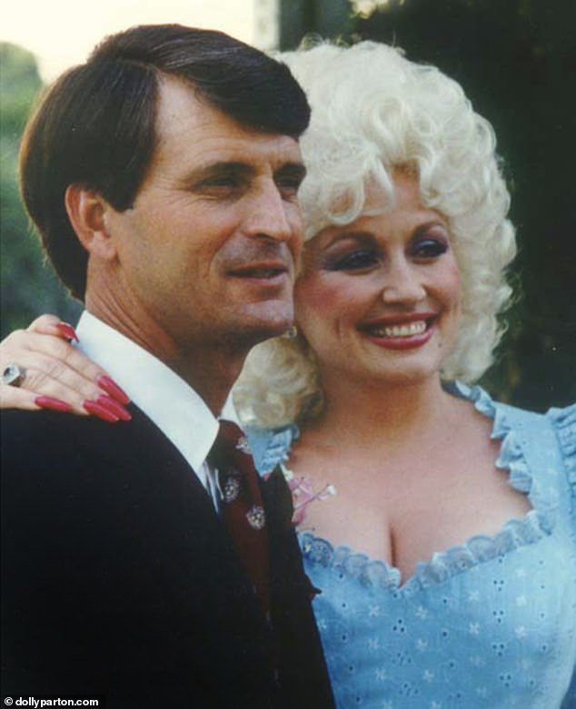 جاءت نصيحة Parton للمغنية البالغة من العمر 43 عامًا من مكان خبرة ، حيث فقدت زوجها ، كارل دين (في الصورة) ، قبل خمسة أشهر فقط