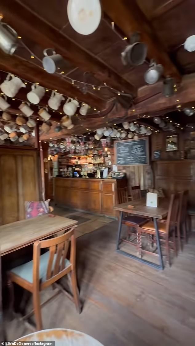 منذ الانتقال إلى Cotswolds ، تستمتع هي و De Rossi بزيارة حانة في القرن السادس عشر لتناول طعام الغداء يوم الأحد والذهاب إلى نادي Soho Farmhouse الحصري فقط للأعضاء فقط