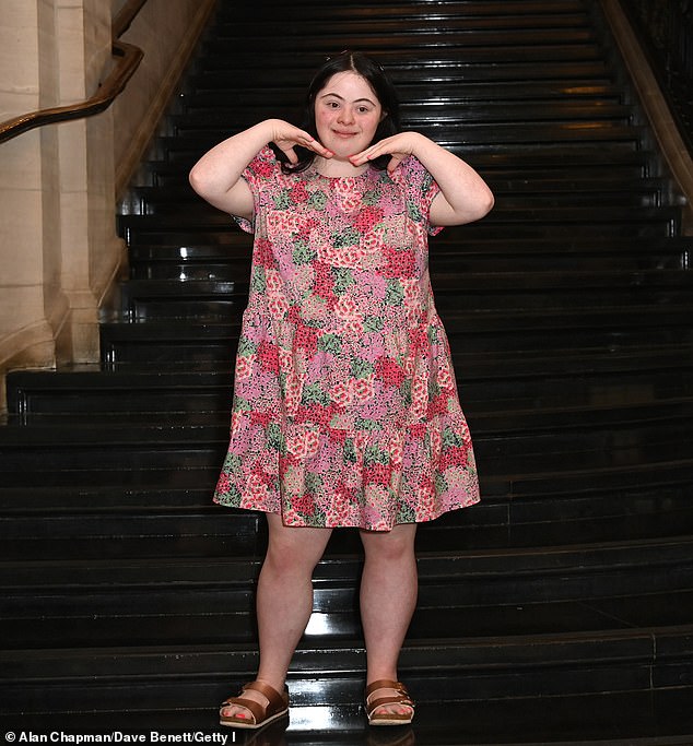 Ellie هي نموذج وممثلة ومؤثر أصبح أول نموذج لمتلازمة داون لنعمة غطاء Vogue البريطاني (في الصورة على المنصة في يونيو 2025)