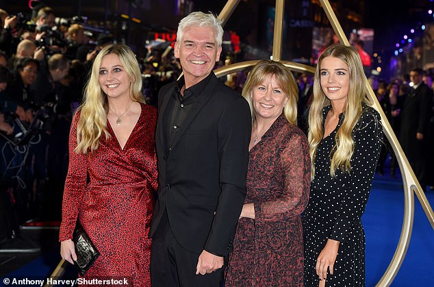 ظلت ستيفاني المخلصين برجًا قويًا لزوجها تحت إطلاق النار (LR: Molly Lowe ، Phillip Schofield ، Stephanie Lowe و Ruby Lowe على السجادة الحمراء في عام 2018)