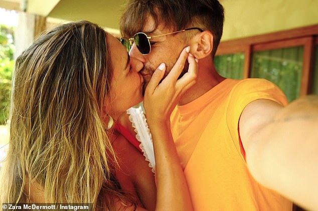 أعلنت زارا رسميًا عن علاقتها مع لويس على Instagram في وقت سابق من هذا الشهر مع وظيفة PDA للغاية (في الصورة) ، بعد خمسة أشهر من ربطها لأول مرة بالتعارف