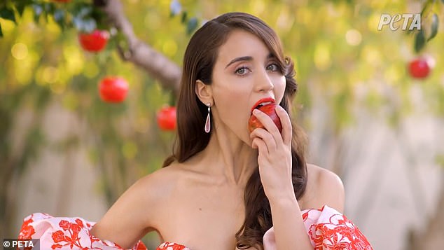 في مقطع فيديو ، تصف كيف يمكن إنشاء جلد فو من الفاكهة مثل التفاح والأناناس