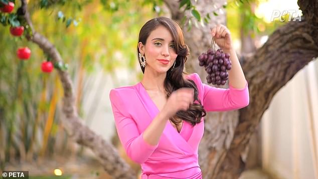 تظهر الآن في حملة PETA الجديدة التي تروج لبدائل الجلود النباتية