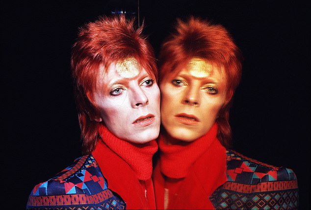 سيستضيف النموذج سلسلة بودكاست مكونة من ثمانية أجزاء تسمى David Bowie: Changeling ، والتي ستستكشف تطور David الفني بين 1970-1975
