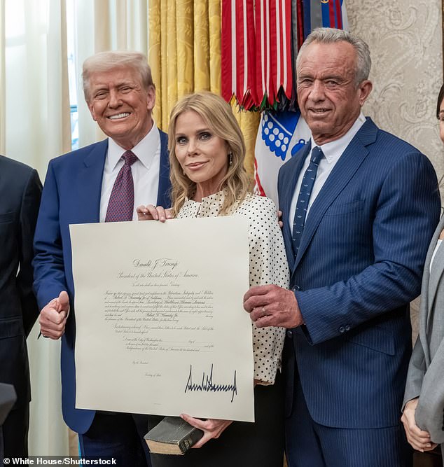 وفقًا للمطلعين ، يعارض الرئيس السابق والسيدة الأولى مشاركة هينز بسبب زواجها من وزيرة الصحة والخدمات الإنسانية RFK Jr. وعلاقاتها السياسية والودية مع ترامب