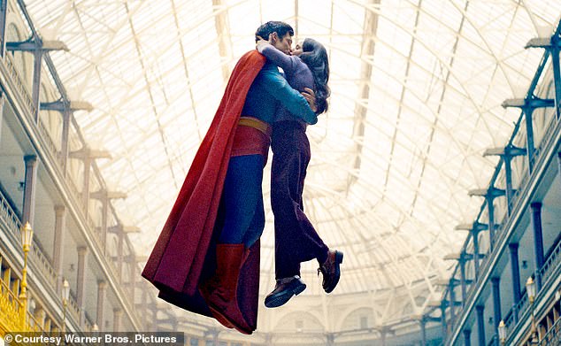 يصور Brosnahan ، 35 عامًا ، و Corenswet ، 32 عامًا ، Lois Lane و Clark Kent في DC Dcbuster القادم (The Costars Sawing في فيلم Superman 2025)