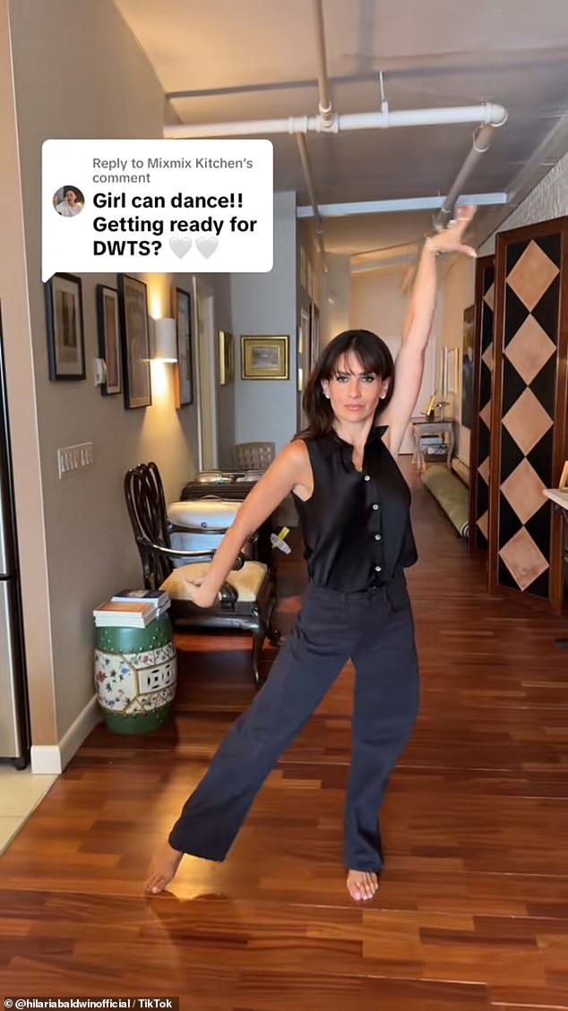 دفعت هيلاريا لأول مرة تكهنات بأن حبها الجديد للرقص كانت محاولة للتحضير ل DWTS في وقت سابق من هذا الشهر ، بعد أن أجابت