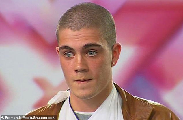 متجهاً إلى فندق سالفورد لوي مع والده ، تم اختبار Max George's Max George أمام Simon Cowell و Louis Walsh و Sharon Osborne