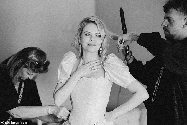 نظر Saoirse مع العواطف أثناء الصباح