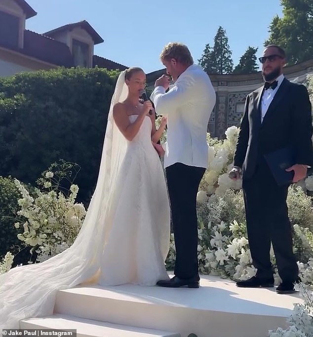 شارك نجم WWE ، 30 عامًا ، صورًا من يومه الكبير على قصصه في Instagram ، وهو أمر تعليق على مقطع فيديو واحد: