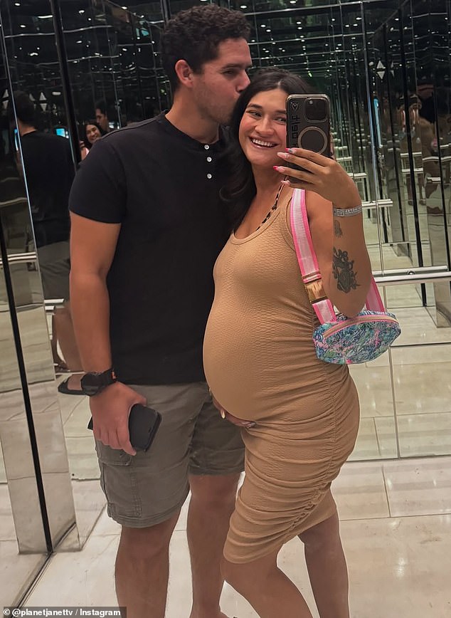 أعلنت عن حملها مع New Beau Jim Perez على Instagram في فبراير ، ومشاركة Sonogram و Caption ، 