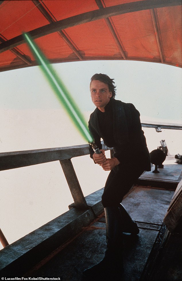 يُعرف الممثل بدوره الشهير باسم Luke Skywalker في سلسلة الأفلام الأسطورية ، لكنه شارك في كيفية إبعاد نفسه عن الجزء في بعض الأحيان (في الصورة مقابل Jedi)