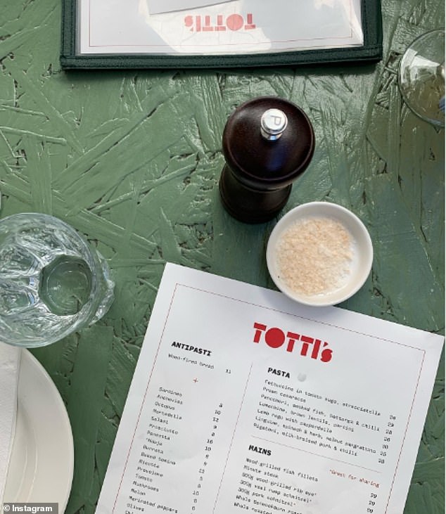 تم التقاط كريس هيمسورث ومات دامون وتارون إيغرتون في الانغماس في الخبز المسطح و Burrata في Totti's Bondi ، بينما أعلنت مارثا ستيوارت مؤخرًا حبها للمكان
