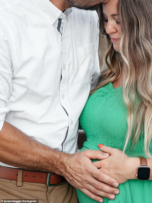 أعلنت الفتاة البالغة من العمر 35 عامًا على النجمة أنها حامل في منشور مشترك في Instagram مع راعي كنيسة شرق فيرفيو مينونايت البالغة من العمر 32 عامًا في ميلفورد ، نبراسكا التي تمت مشاركتها يوم الاثنين