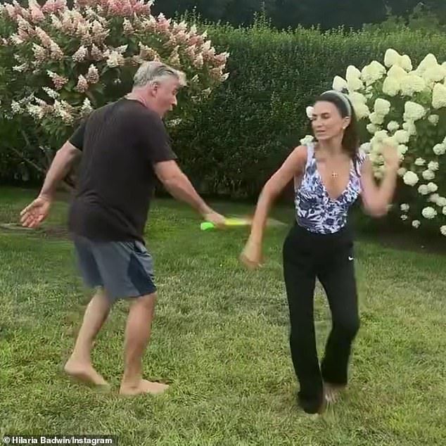 بينما أظهرت هيلاريا تحركات الفلامنكو لها ، ضربها الممثل الصدأ في Derriere مرارًا وتكرارًا بقضيب ملون ، بينما يحاكي الكلمات إلى أغنية Tippy Toes من عام 2022 فيلم Sing 2