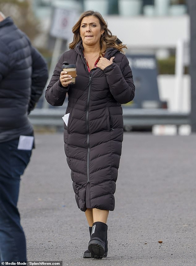 تم رصد مغني Hear'say السابق وهو يصل إلى مجموعة من أحذية Ugg Black وتم لفها في معطف أسود طويل مبطن