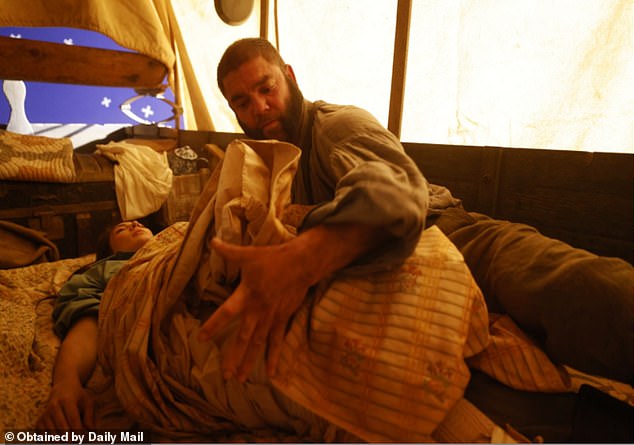 في الصورة أعلاه ، يُرى Ivens تبدأ في دفع فستان Labella نحو ركبتها