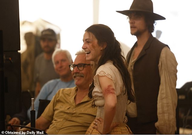يمكن رؤية Costner على مجموعة مشاهدة البروفة إلى جانب الممثلة إيلا هانت ، التي كانت تقف لابيلا في شخصيتها في المشهد