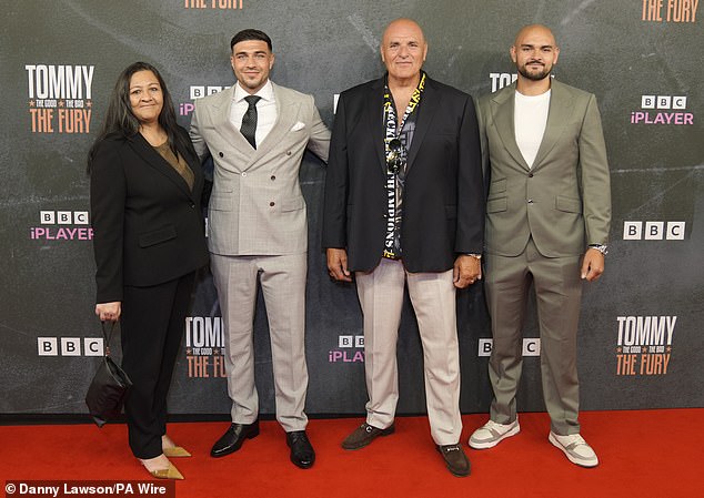 تم دعم الملاكم ، 26 عامًا ، من قبل والديه (LR) Chantal و John وكذلك الأخ Roman حيث قاموا بطرح Sweet Family Snaps في الحدث في Printworks