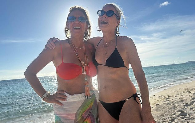 Mariella Frostrup ، يمينًا ، وصديقتها فيونا هودين ، زوجة تأمين ديفيد هودين ، تمتص بعض الشمس على الشاطئ