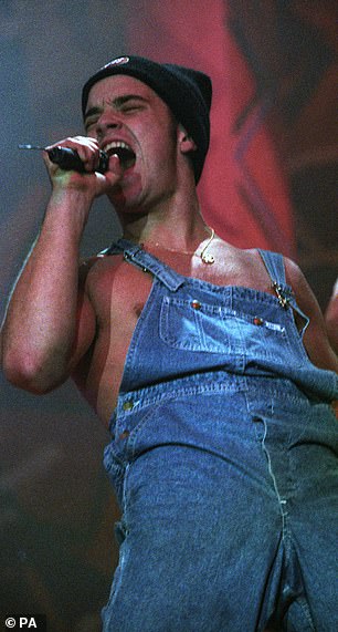 كانت وزرة أقرب إلى تلك التي كان يرتديها أثناء أدائها في Boyband الحبيب (في الصورة في عام 1992)