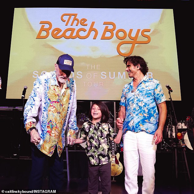 كان أحد النقاط البارزة عبارة عن مجموعة من Stamos و Billy على خشبة المسرح مع أسطورة Beach Boys Mike Love ، 84