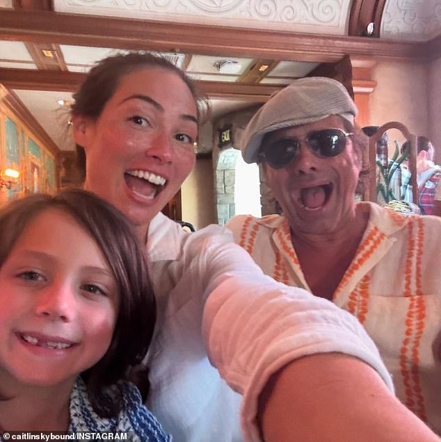 احتفلت زوجة Stamos ، Caitlin McHugh ، 39 عامًا ، بزوجها بسلسلة من الصور العائلية من العام الماضي شملت ابنهما بيلي ، سبع سنوات