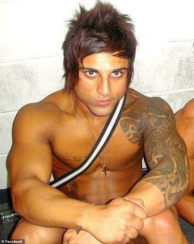 توفي سيرجيفيتش المعروف باسم Zyzz ، عن نوبة قلبية مفاجئة في سن 22 عامًا ، بينما كان يأخذ ساونا في تايلاند في عام 2011. أصبح Zyzz مرادفًا لـ 'Muzz' Dancing - وهو روتين قوي في حلبة الرقص الشهير بين المعجبين من هذا النوع من الموسيقى الإلكترونية المعروضة في Stereosonic