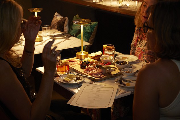 يقع Bar 26 على طراز New York على طراز New York ، وهو Bar 26 هو شريط Speakeasy على طراز نيويورك وباب القبو الذي أسسه أخت شقيق Eduard و Julie Otter