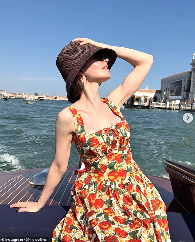 Lily Collins Instagrammed Pictures لنفسها في Sundress طماطم على أحد سيارات الأجرة الشهيرة في البندقية خلال عطلة نهاية الأسبوع