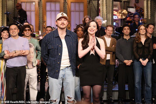 واستضافت أيضًا حلقة من Saturday Night Live ، حيث خرج الضيف الموسيقي Morgan Wallen بشكل مثير للجدل من المسرح في نهاية العرض