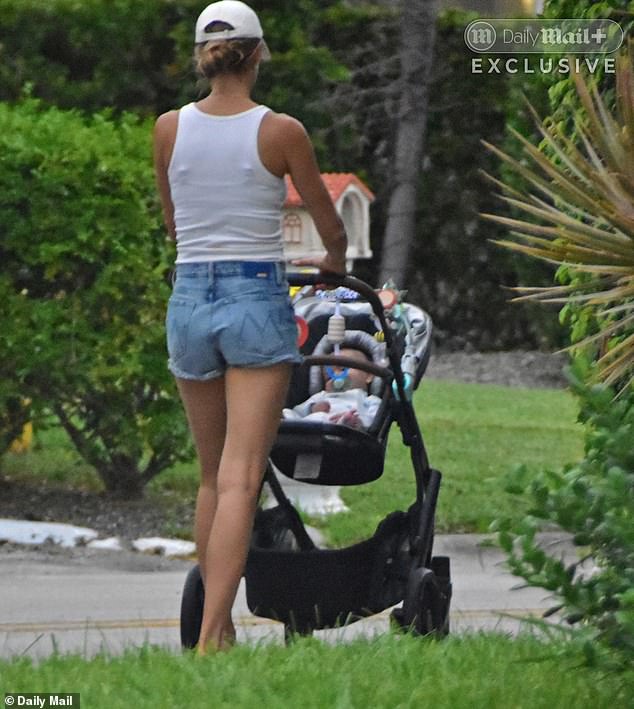 تقدم صور Daily Mail الحصرية أول لمحة عن Baby Boy ، الذي تم الكشف عن اسمه الأوسط - River -
