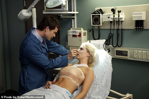 لعب والش دور الدكتور شون ماكنمارا على 100 حلقة من سلسلة FX NIP/Tuck من 2003-2010