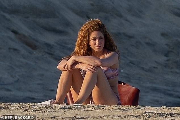 لا تواجه Shakira مشكلة في الحفاظ على طاقتها أثناء قائمة المحددة لمدة ساعتين وكشفت أنها تدربت على أن تكون جاهزة لهذه المجموعة من العروض وتعمل باستمرار