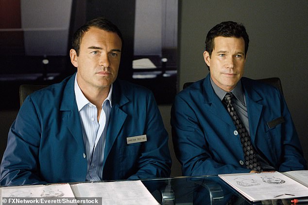 تشتهر والش بدور البطولة في الدراما الطبية في FX NIP/Tuck مع Julian McMahon (L) ، الذي توفي في يوليو بعد معركة مع السرطان ؛ في الصورة في حالة من nip/tuck