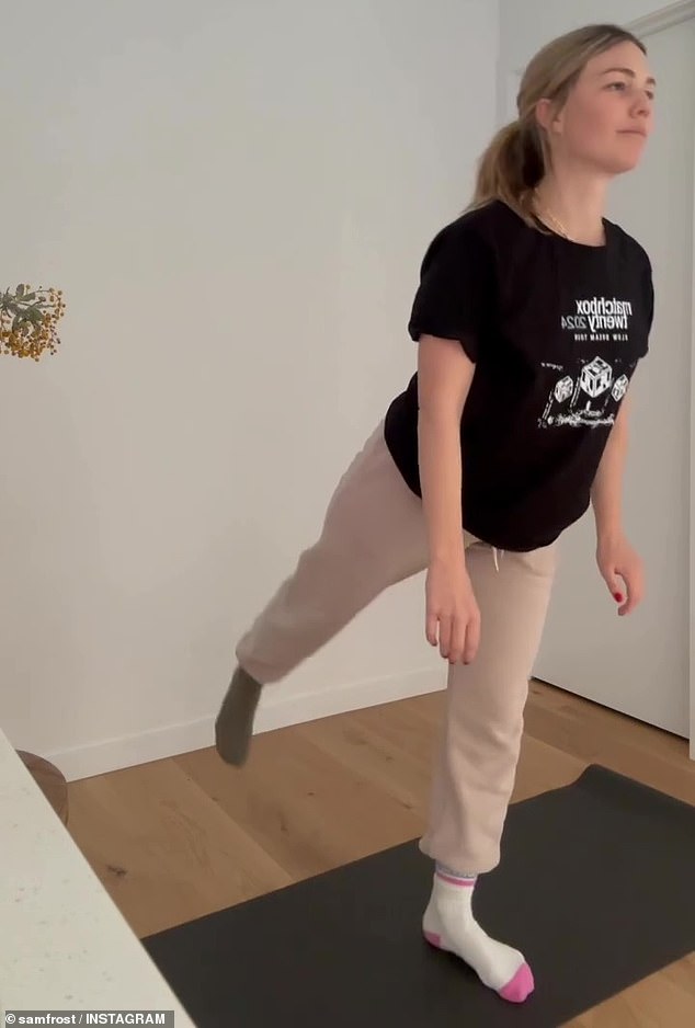 إلى جانب الفيديو ، كتب سام: 