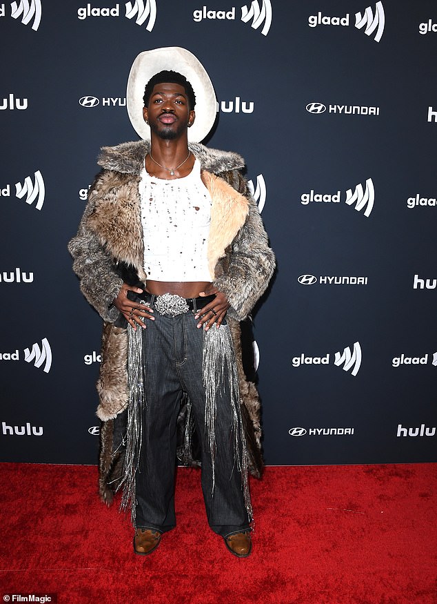 يشتهر Lil Nas X بأغنية Country Trap 2019 Old Town Road ؛ في الصورة 2025