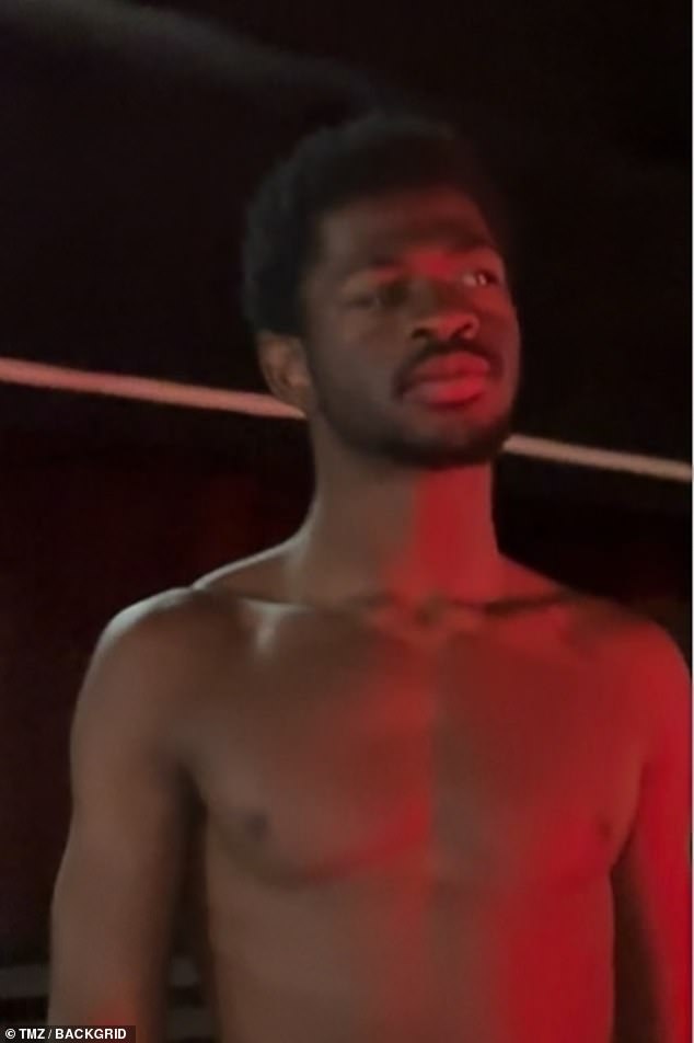 في لقطات من المشهد الذي تم التقاطه بواسطة سائق وحصل عليه TMZ ، يغني Lil Nas X ، ويتحدث مرارًا وتكرارًا عن حفلة ، ويطرح الإضرابات ، ويسأل الكاميرسون عن هواتفهم